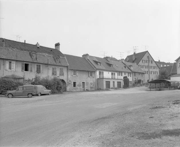 Maison de direction et logements ouvriers au sud de l'usine en 1981.