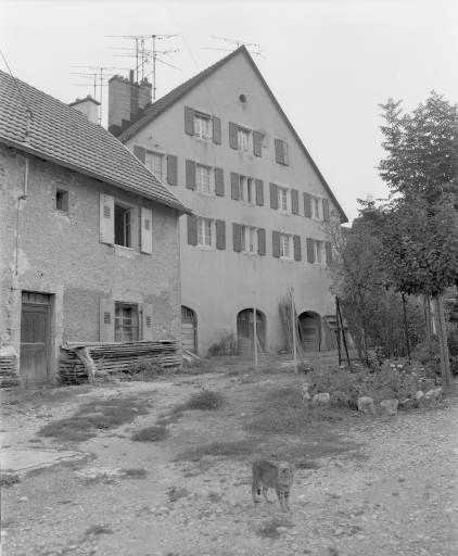 Bâtiment abritant des écuries et des logements ouvriers en 1981.
