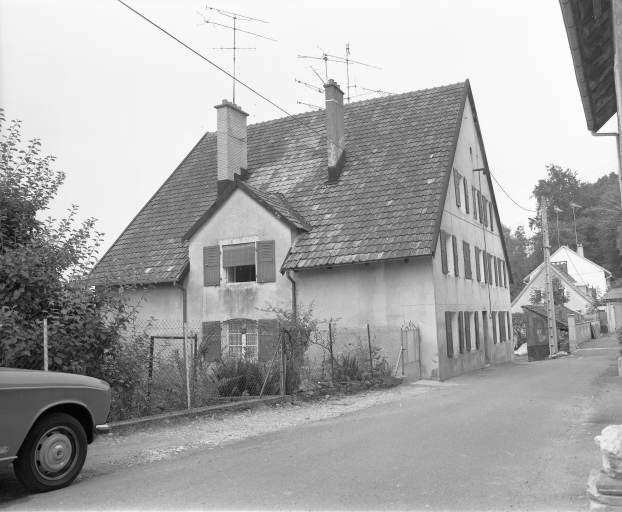 Bâtiment abritant des écuries et des logements ouvriers. Vue de trois quarts arrière en 1981.