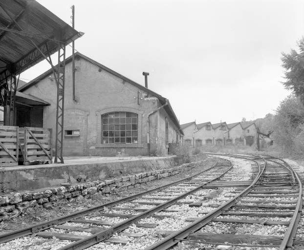 Magasin des fournitures générales et atelier des pompes depuis la voie ferrée 1981.