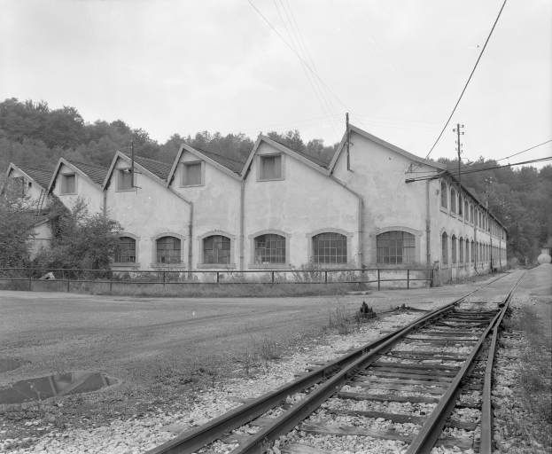 Vue rapprochée de l'atelier des pompes en 1981.