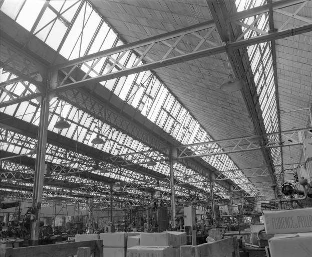 Vue intérieure de l'atelier des pompes en 1981.