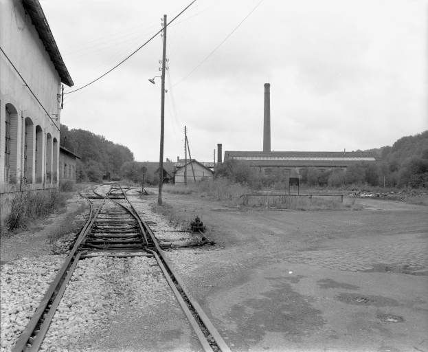 Vue depuis l'ouest. Atelier de galvanisation et sa cheminée en 1981.