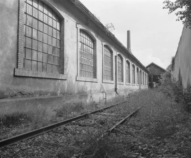 Façade sud de l'atelier de fabrication (pots à lait et fûts à bière) en 1981.