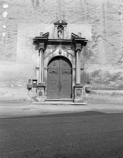 Portail de la façade antérieure : vue générale.