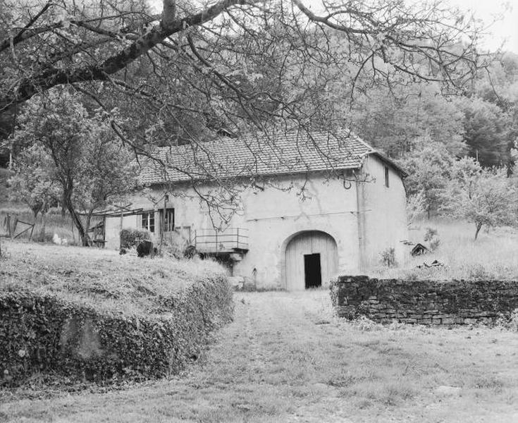 Façade antérieure, vue de trois quarts.