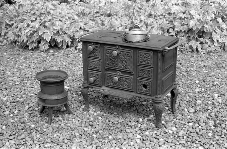 Cuisinière et réchaud miniatures (jouets).