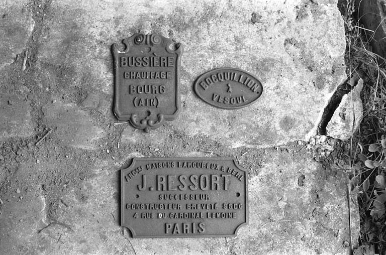 Plaques de constructeur en fonte.