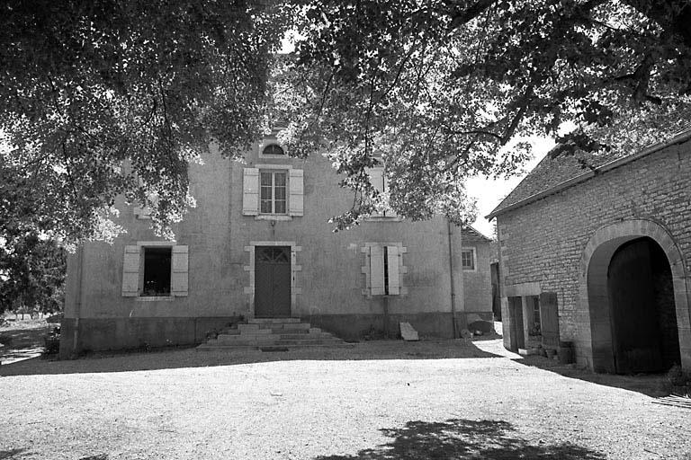 Vue des bâtiments depuis la cour.