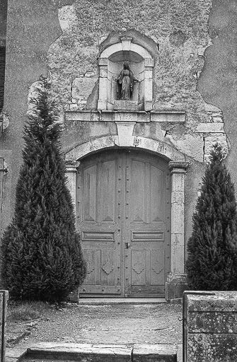 Extérieur : détail du porche de l'église.