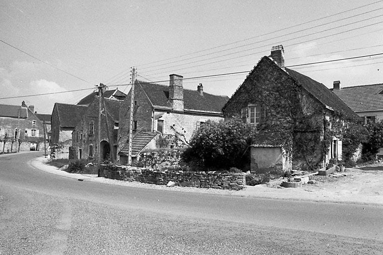 Rue du village avec maisons présentant toutes un pignon sur rue.