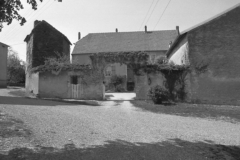 La façade antérieure de l'habitation depuis l'entrée de la cour.