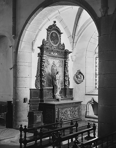 Vue de l'autel secondaire sud. Tableau : Vierge de l'Apocalypse, statue : Vierge.