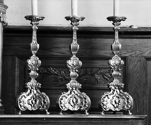 Vue d'ensemble de 3 chandeliers d'autel.