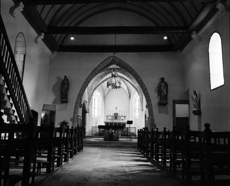 La nef et le choeur vus depuis l'entrée.