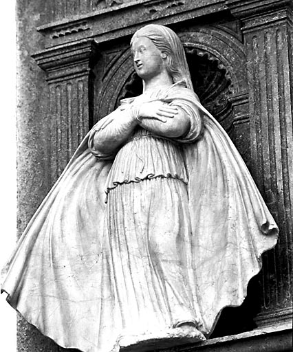 Statuette : Vierge aux bras croisés