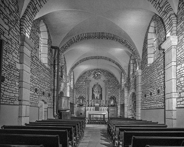 Intérieur : nef et choeur.