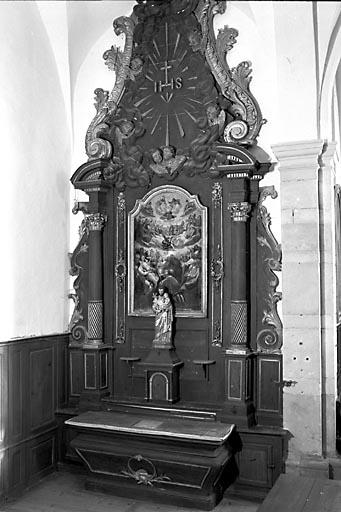 Vue d'ensemble de l'autel-retable latéral gauche. - © Région Franche-Comté, Inventaire du patrimoine, ADAGP, 1982