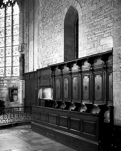 Vue d'ensemble des stalles de la droite du choeur. - © Région Franche-Comté, Inventaire du patrimoine, ADAGP, 1982