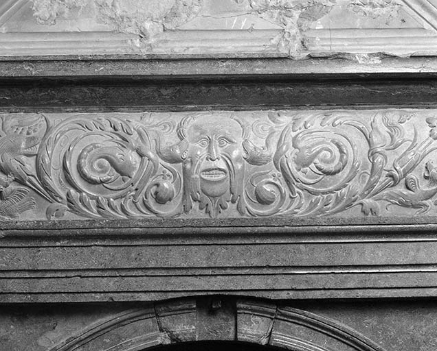 Détail central du bas-relief de l'entrée de la loge.