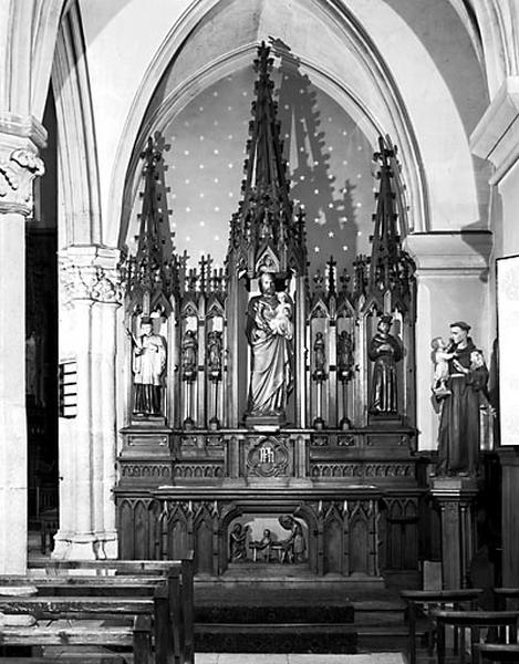 Vue d'ensemble de l'autel-retable latéral droit. - © Région Franche-Comté, Inventaire du patrimoine, ADAGP, 1982