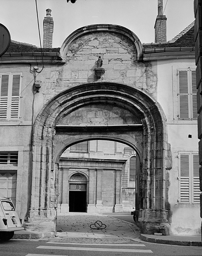 Portail d'accès à la cour de l'église sur la rue des Cordeliers.