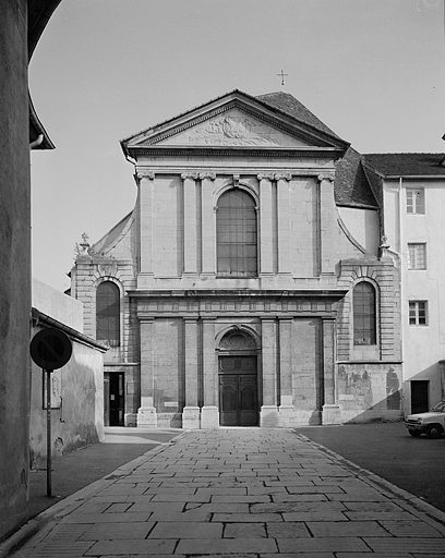 Façade principale de l'église.