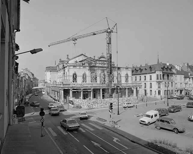 Vue d'ensemble sur façade postérieure.