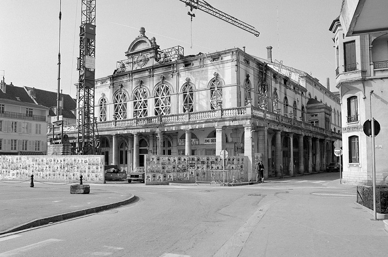 Façade postérieure, vue de trois quarts.