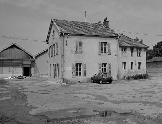 Pavillon d'entrée droit.