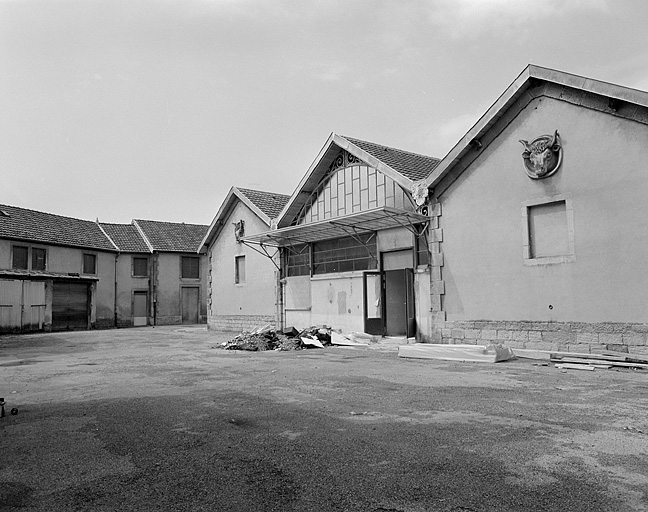 Vue de la cour devant la halle.