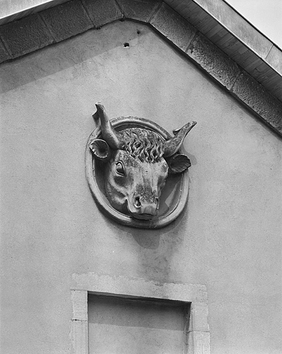 Médaillon ornant la façade antérieure de la halle.