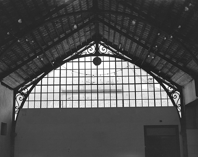 Vue intérieure de la halle : détail de la charpente.