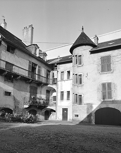 Vue partielle de l'aile en retour donnant sur la cour.