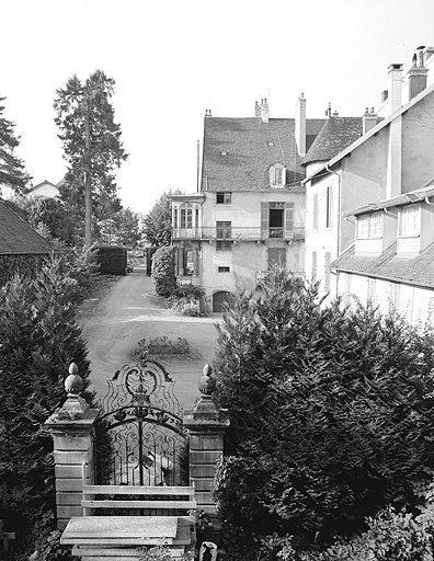 Vue d'ensemble depuis le portail du jardin.