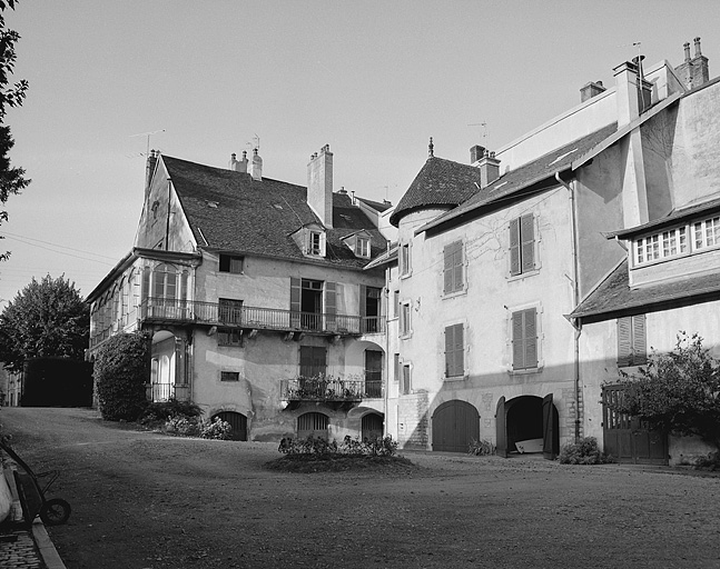 Vue des bâtiments donnant sur la cour.