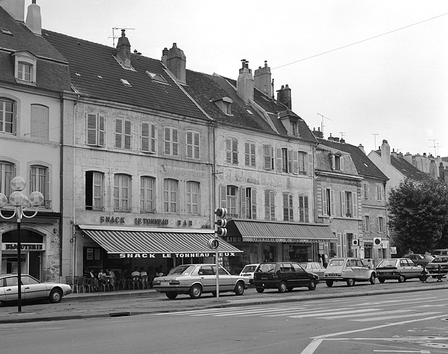 Côté pair entre la rue du Commerce et la rue de Ronde : maisons aux n° 4 et 6.