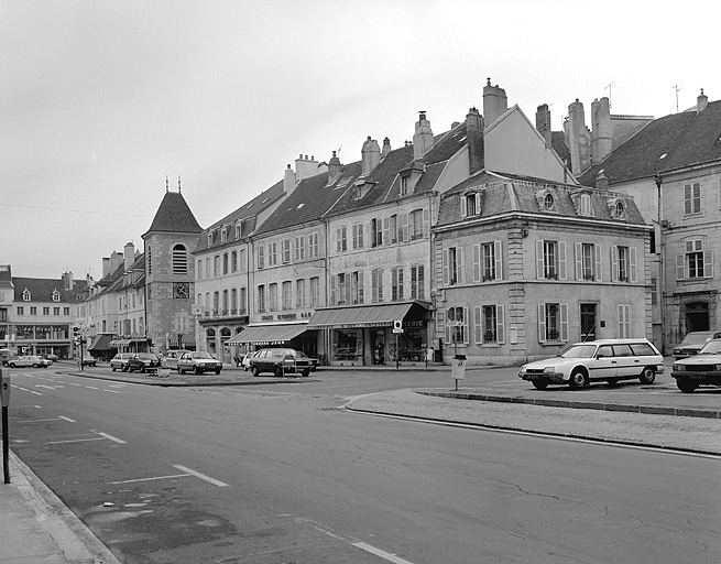 Côté pair entre la rue du Commerce et la rue de Ronde.