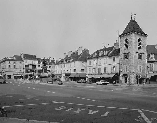 Côté pair entre la rue du Commerce et la rue Lecourbe.