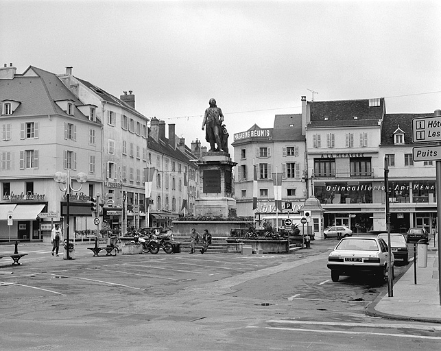 Monument à Lecourbe.