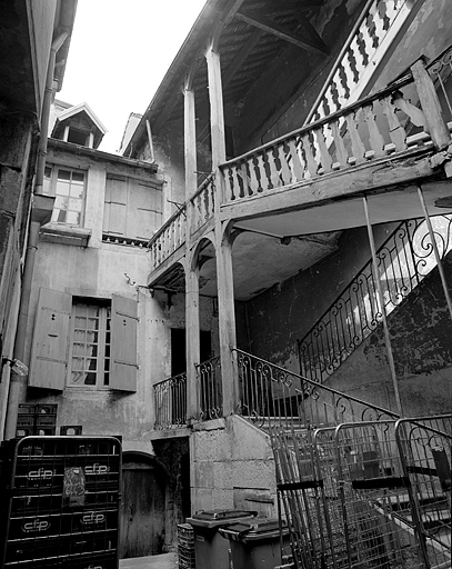 L'escalier s'ouvrant sur la cour.