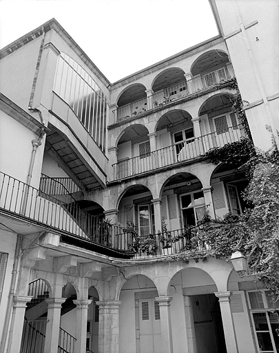 Façade postérieure et escalier.