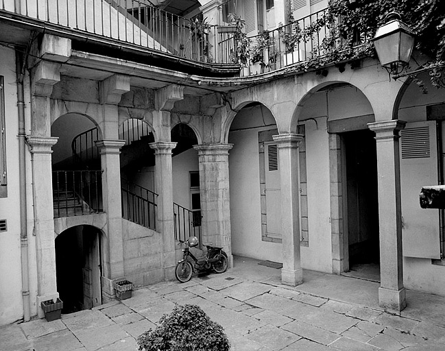 Façade postérieure, arcades du rez-de-chaussée.