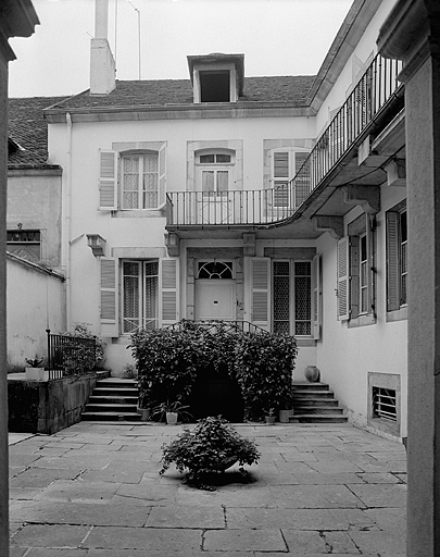 Maison particulière en fond de cour.