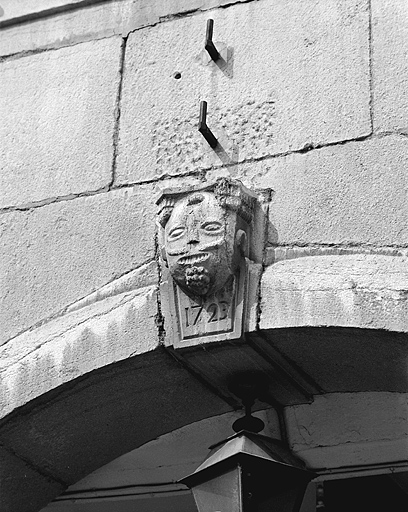 Façade antérieure, détail de l'arc central portant la date 1723.