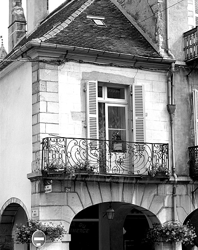 Façade antérieure, balcon.