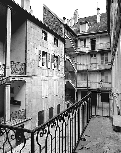 Vue de la cour et de la façade postérieure avec son escalier.