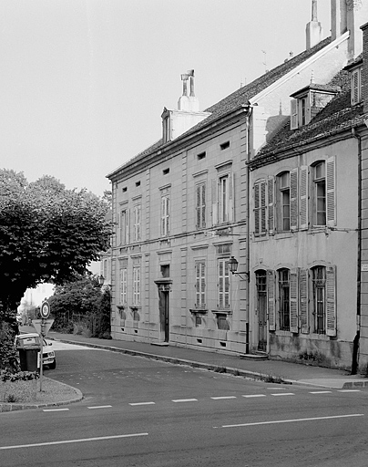 Vue de trois-quarts de la façade antérieure.