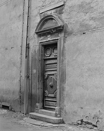 Façade latérale, porte d'entrée.