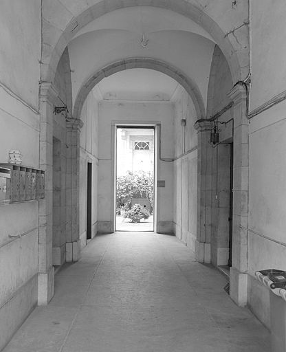 Passage d'entrée donnant accès à la cour.